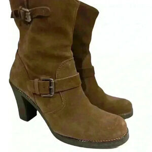 Canadienne Suede Brown Ankle Boots Product Number:  22688‎ Size 8 Must have